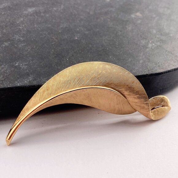 TRIFARI Vintage brushed gold tone metal curved leaf brooch ~ 1950s 1960s pin - Picture 6 of 9